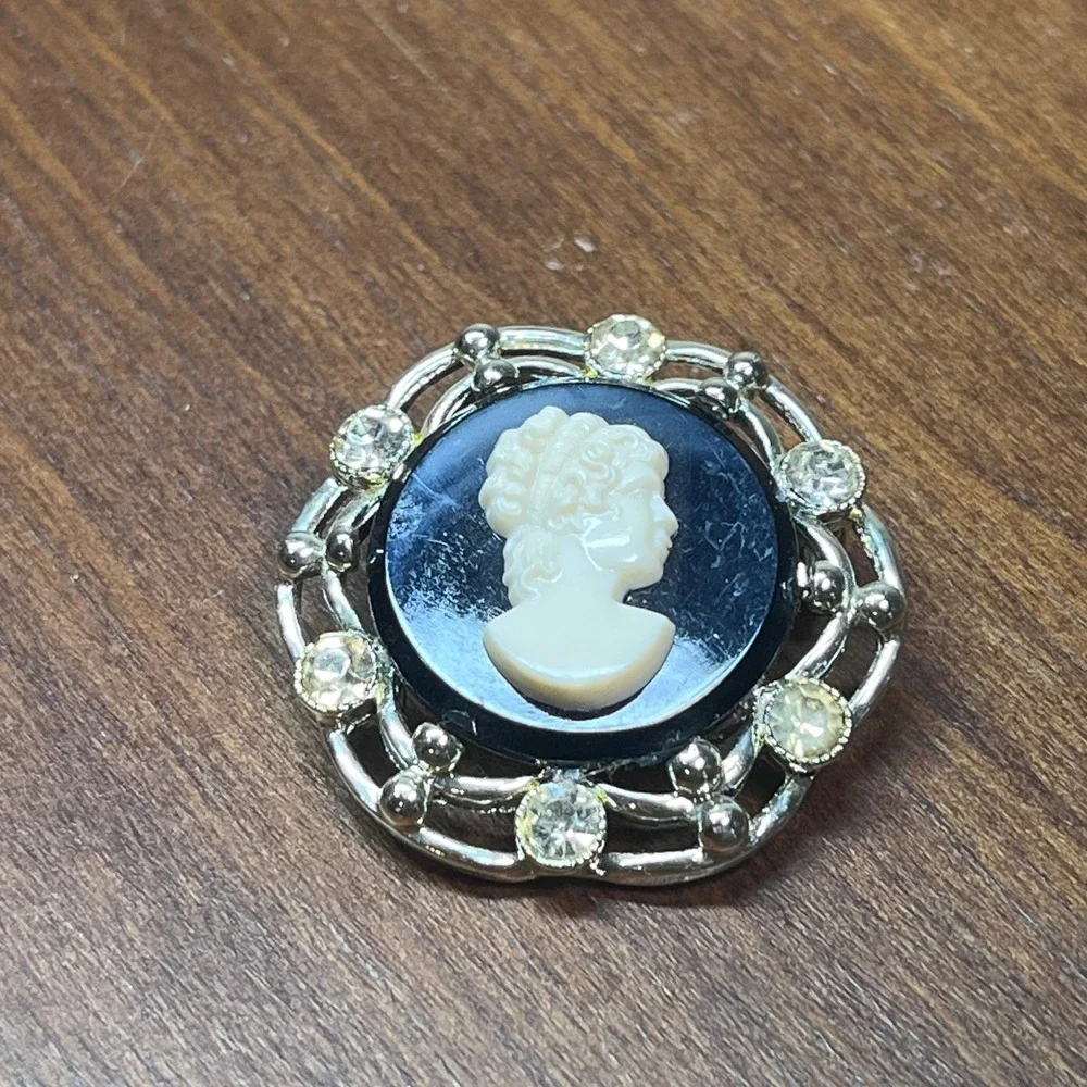 Vtg Silver Tone Black and White Cameo Rhinestone Round Brooch Victorian Style